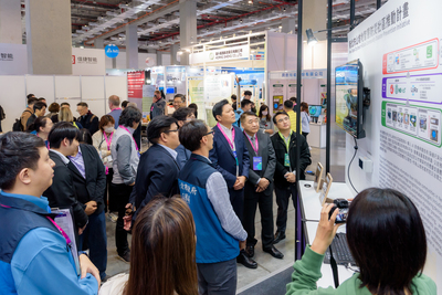 「新北市山坡地智慧防災社區計畫」運用AI技術結合裂縫尺與水平氣泡儀，即時掌握異常徵兆，政府能及早防範降低災害風險，新北市副市長朱惕之(右三)與工務局長馮兆麟(右二)也特地到訪了解推動成果。