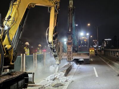 新北市政府正在辦理大漢橋機慢車專用道實體分隔島拆除工程，施工進度超前9%，預計5月31日前完工。