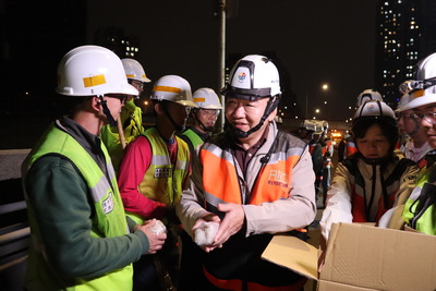 工務局長馮兆麟(中)深夜視察大漢橋機慢車專用道分隔島拆除進度、慰勞施工團隊，感謝施工人員辛苦的付出。