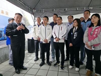 工務局長馮兆麟(左一)說明淡水區中正路二段51巷人行道、沙崙路附屬設施改善成果。