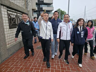 侯友宜市長(右三)在工務局長馮兆麟(左一)、立委洪孟楷(左二)等人陪同下，實地走訪淡江大橋周邊人行道改善成果。