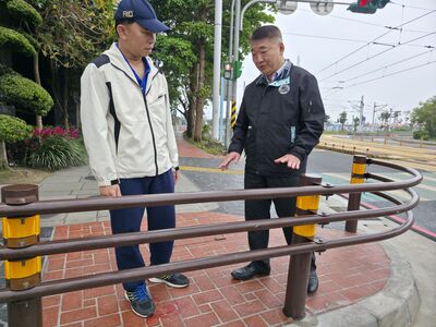 工務局長馮兆麟(右)與養工處長鄭立輝實地訪視淡水區中正路二段51巷人行道拓寬及設置景觀欄杆的成果，提供寬敞安全人行環境。
