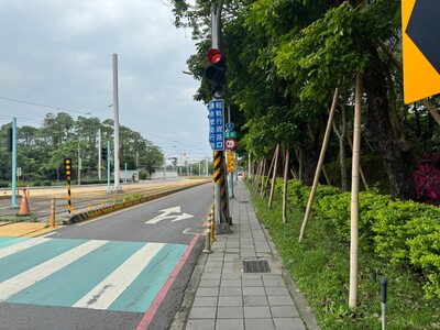因應淡江大橋即將通車，養工處進行淡水區中正路二段人行道拓寬、電桿下地作業，打造完善人行舒適空間。圖為淡水區中正路二段51巷至觀海路改善前照片。