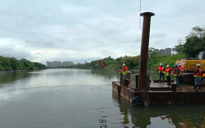 養工處在城林橋辦理「實戰級」防汛演練,成員實作拋繩槍,力求技術零誤差,強化救援與應變能力。