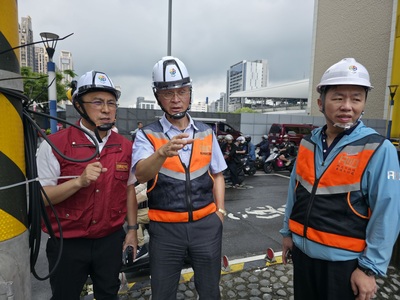 工務局副局長林炳勲(左二)、養工處長鄭立輝(左三)趕赴現場了解修復情形。