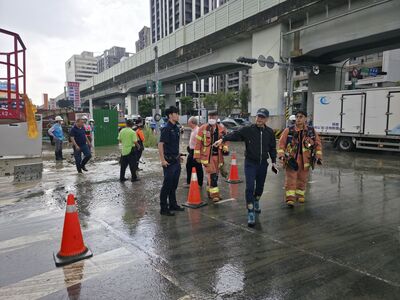 新莊區思源路與新北大道口人行天橋工程進行基樁作業時,不慎誤挖自來水管線,新北市政府第一時間啟動應變機制,員警及義交到場協助疏導交通。