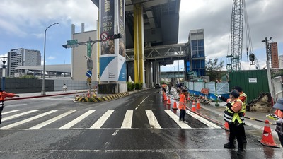 新北市政府第一時間啟動緊急應變,並通知自來水公司關閉水閥,積水退去,新北大道與五工路口的交通逐漸恢復正常通行,也安排義交協助引導。