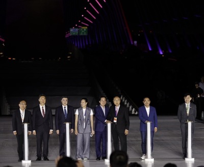 侯友宜市長(右二)與賴清德總統(右四)等人出席淡江大橋「感恩.美好之夜」典禮,一同主持點燈儀式。