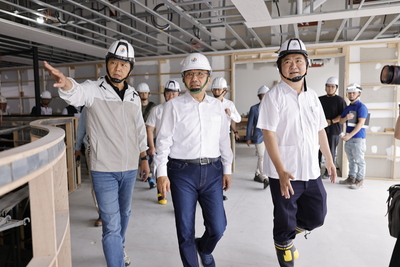 侯友宜市長(左二)今日視察第二行政中心施工進度，朱惕之副市長(左一)陪同導引說明。