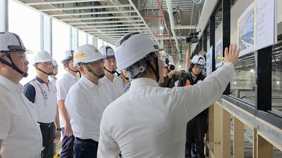 侯友宜市長(中)聽取警察局建置110報案系統與勤務指揮中心相關規劃。