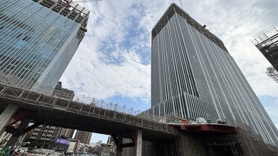 第二行政中心大樓(右)外牆帷幕工程已接近完成,公共區域也正在裝修,朝年底啟用目標邁進。