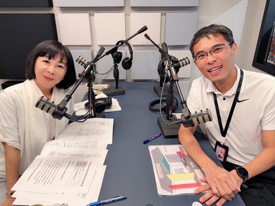 工務局副局長蘇志民(右)與知名作家吳淡如訪談解析室內裝修與建物安全。