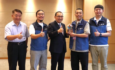 新北市「建築執照AI輔助審查系統」獲得2026智慧城市創新應用獎,工務局長馮兆麟(左一)率領得獎同仁獻獎予侯友宜市長(左三),共享榮耀