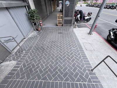 養工處導入「3D模擬圖」呈現騎樓整平完工後的實景樣貌，提升民眾參與意願。圖為新莊區中平路390至350號騎樓整平改善後。