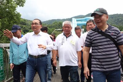 侯友宜市長(左二)視察坪林拱橋防蝕塗裝、周邊道路鋪面改善工程，工務局長馮兆麟(左四)一同前往。