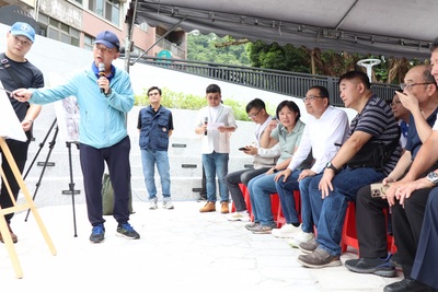 侯友宜市長(左七)在工務局長馮兆麟(左八)等人陪同視察坪林區基礎建設活化工程，並聽取養工處長鄭立輝(左二)簡報說明。