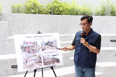市府拆除隊大隊長陳德儒說明舊坪林消防分隊拆的建物除與活化的施工過程。