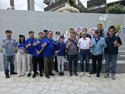侯友宜市長(右三)與工務局長馮兆麟(右四)、養工處長鄭立輝(右二)、拆除隊大隊長陳德儒(右一)以及施工團隊合照，並感謝團隊施工過程的努力與辛勞。