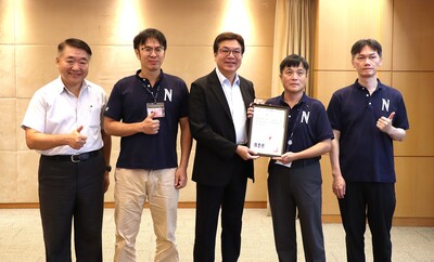 新北市政府新工處獲得全國唯一全民督工「優等」的主辦機關，工務局長馮兆麟(左一)率領新工處副處長何文吉(左四)、得獎團隊獻獎，與副市長劉和然(左三)分享這份榮耀。
