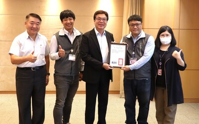 新北市政府榮獲114年全民監督公共工程執行績效考核「優等」的殊榮，工務局長馮兆麟(左一)偕同採購處長林懿靜(右一)、得獎同仁，於市政會議向副市長劉和然(左三)獻獎。