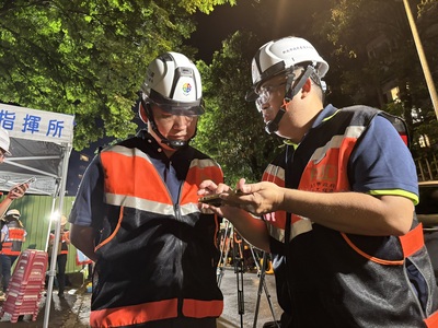 工務局長馮兆麟(左)到現場勘查,將連夜加裝建築物監測儀器掌握安全狀況,並打設鋼軌支撐及帆布覆蓋。