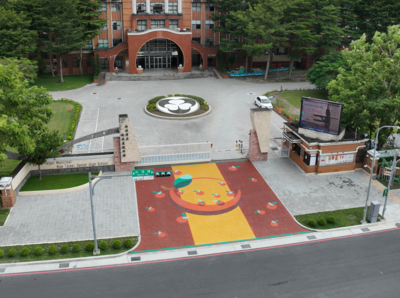 新北市致力推動人本交通城市,透過拆除陸橋、建構通學廊道、騎樓整平等計畫,提供友善舒適步行環境。圖為新北高中通學廊道。