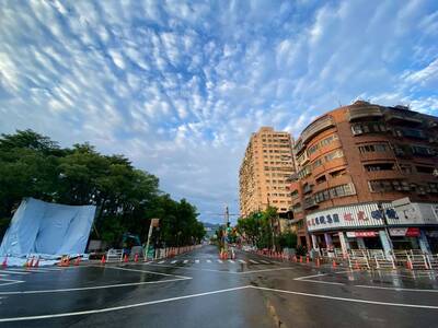 三峽區中正陸橋完成拆除作業,路口視野開闊,未來將結合安溪國中周邊通學環境改善工程,打造更安全友善的人行空間。