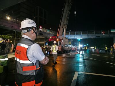 工務局長馮兆麟深夜視察三峽區中正陸橋拆除工程。