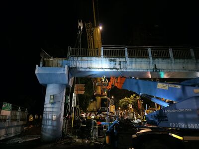 三峽中正陸橋拆除工程利用夜間車流較小的時段,進行大梁吊離作業。