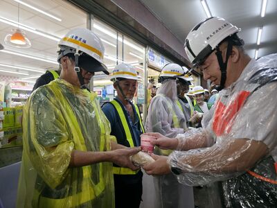 工務局長馮兆麟(右一)視察現場拆除工程,並向第一線徹夜施工團隊表達慰勞與感謝。