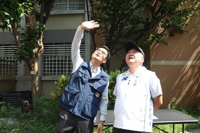 工務局長馮兆麟(右)與拆除大隊長陳德儒(左)檢視板橋分館拆除重建工程。