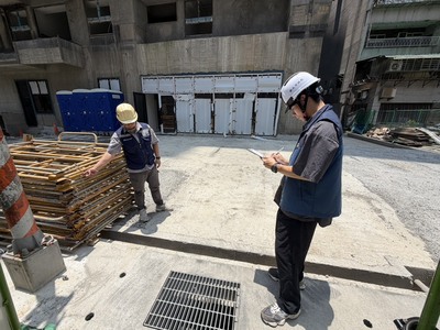 工務局分兵多路抽查各建築工地,要求加強施工架、圍籬及塔吊等設備固定,以防強風吹折。