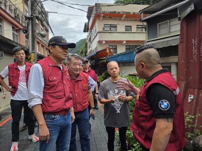朱惕之副市長(左二)與工務局長馮兆麟(左三)一同視察烏來老街，關心在地居民了解相關需求。
