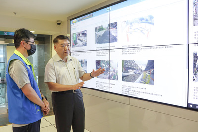 工務局長馮兆麟(右)視察新北市智慧道路管理中心運作情形,預計明年搬遷進駐第二行政中心升級為「智慧道管中心2.0」。