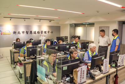 新北道管中心成立滿6周年,整合道路挖掘、地下管線圖資及即時施工監控,24小時全天候監控管理。