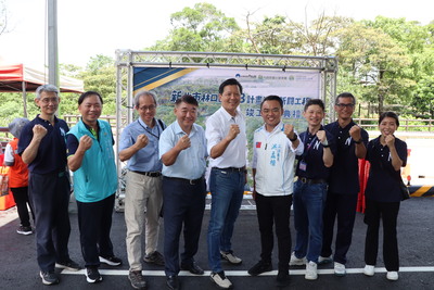 朱惕之副市長(右五)與洪孟楷立法委員(右四)、工務局長馮兆麟(右六)及施工團隊一起合影留念。