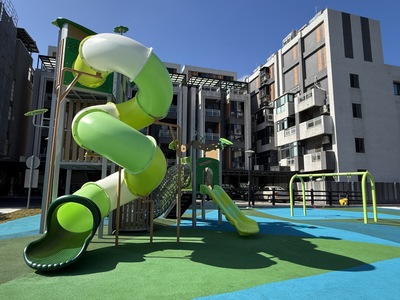 樹林區育德公園已完成擴建工程，新增綠白雙色的螺旋筒狀共融溜滑梯，充滿挑戰與趣味性，成為最大亮點。