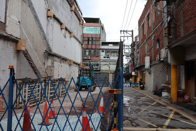 鳳吉四街銜接鶯桃路二段路口處，路寬僅3.5公尺，影響通行順暢與救災安全，市府在兼顧公共利益與地主權益順利取得用地，新工處正在施工，預計9月底完成。