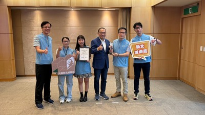 新北市政府城鄉發展局長黃國峰(左一)率城鄉局科長吳敏漳(右二)、得獎成員，於市政會議獻獎予侯友宜市長(中)，肯定新北在推動人本城市及環境改造方面的卓越貢獻。