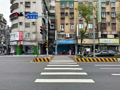 養工處推動「中和區中山路二段至中山路三段道路改善工程」，行穿線適當退縮並增設庇護島保護行人，獲2026馬路好行評選工程類「優良」獎。