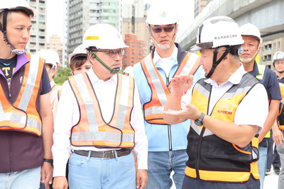 侯友宜市長(左二)與工務局長馮兆麟(左三)討論淡北道路進度及相關工項。