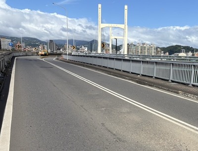提升重陽橋結構安全與行車品質,養工處將於9月7日至13日夜間辦理橋面板修復工程,將封閉自強路五段汽車上橋匝道,機車道維持正常通行。