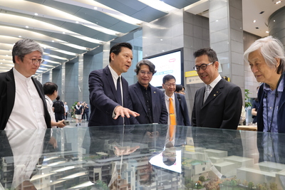 朱惕之副市長(左二)參觀新北市優良建築師暨傑出作品獎成果展，與傑出建築師們一起觀看模型。