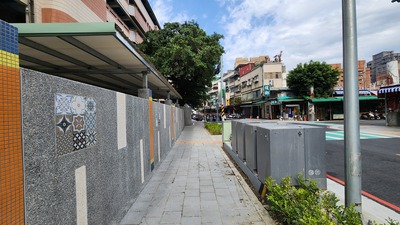 蘆洲國小通學廊道原本人行道狹窄,經過市府與校方協調,學校圍牆退縮並排除障礙物,人行道淨寬達到1.5公尺以上。
