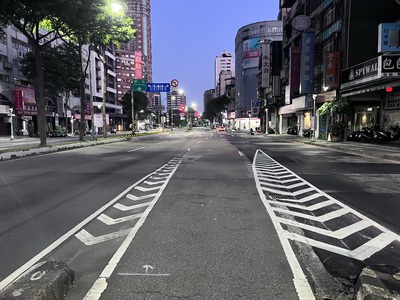 養工處將於9月13、17日夜間辦理三重區成功路(往新莊方向)道路銑鋪工程,將封閉部分車道,請用路人配合現場交維及人員指揮引導。