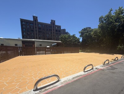 位於三峽區弘園街22號對面、中園國小周邊的土地,養工處積極排除車輛占用,重新整理為兼具休憩、通行及綠美化功能的人行廣場。