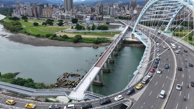 連接臺北市中正區與新北市永和區的川端橋,經雙北市政府合作修復,今(21)日正式啟用,風華再現。左為川端橋。