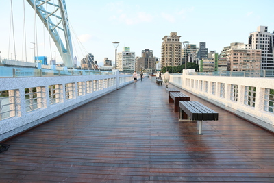 川端橋經雙北市政府共同修復保存，轉型為提供市民步行、串聯兩岸河濱空間的公共場域。
