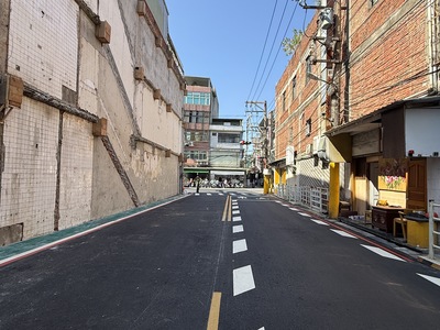 鶯歌區鳳吉四街瓶頸路段拓寬工程已完成,今(21)日開放雙向通行,解決路口狹窄、會車困難的問題。