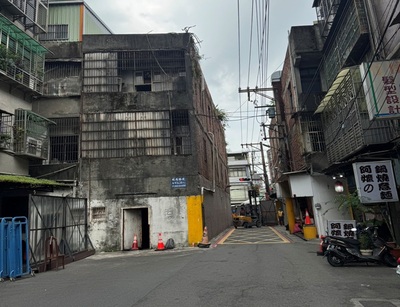 鶯歌區鳳吉四街瓶頸路段拓寬工程已完成,今(21)日開放雙向通行,解決路口狹窄、會車困難的問題。圖為施工前。
